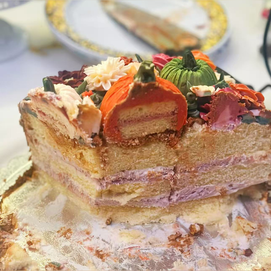 Bei_Bloom_Cake_Cut_1_Square_1080.jpg